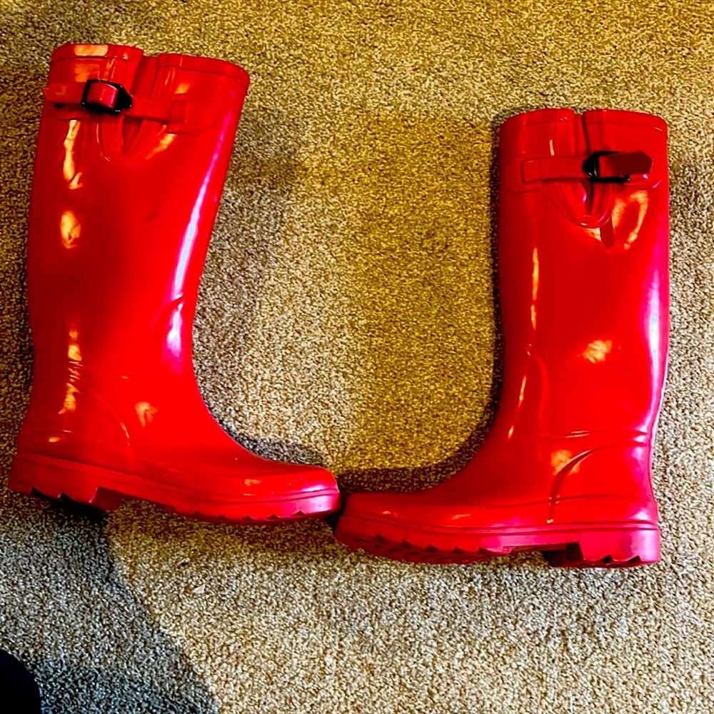 Excellent red rain boot used and in like new condition